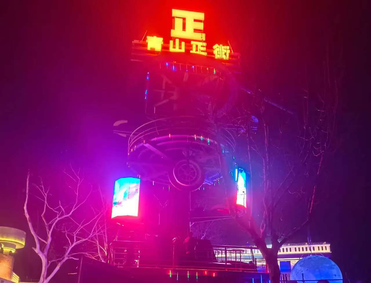 武汉电子正街户外透明屏.jpg