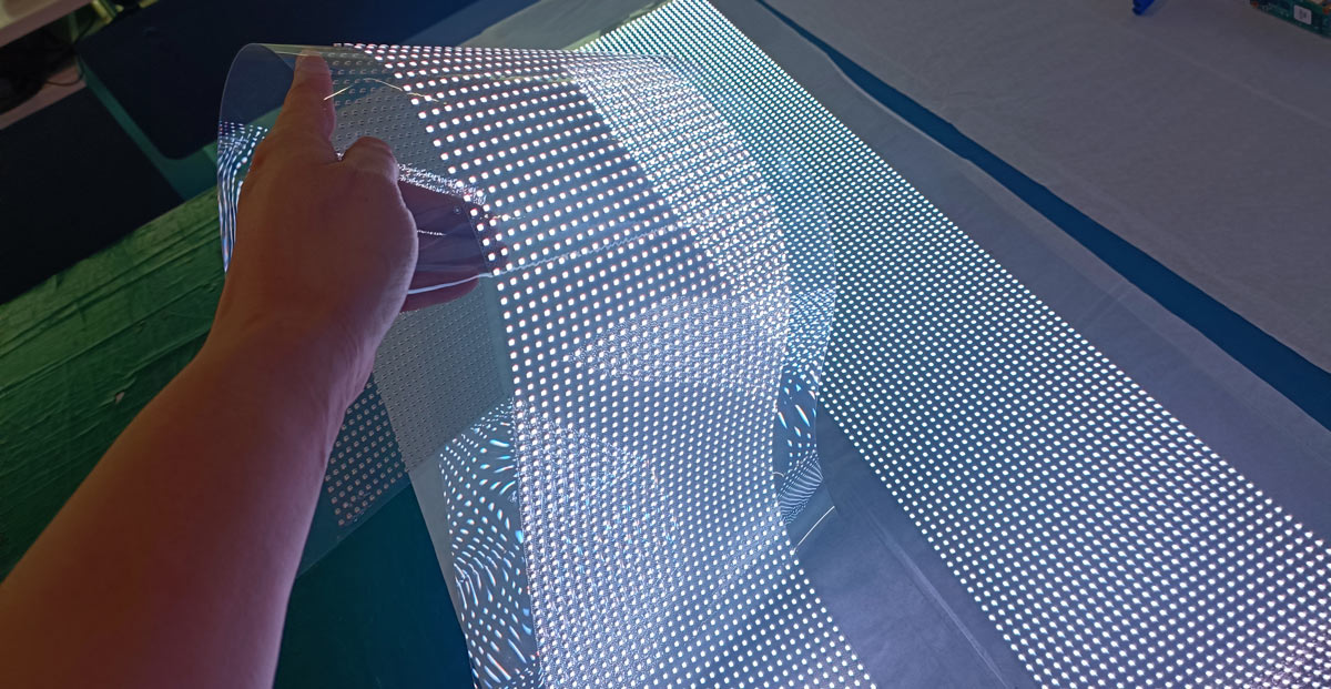 LED晶膜屏与LED贴膜屏：两种创新的显示技术