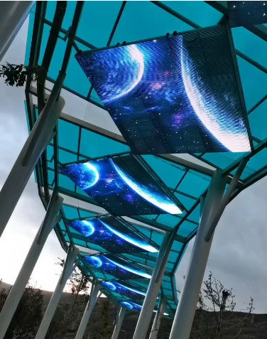 国鑫光电打造四川巴塘天幕LED透明格栅显示屏安装调试完成